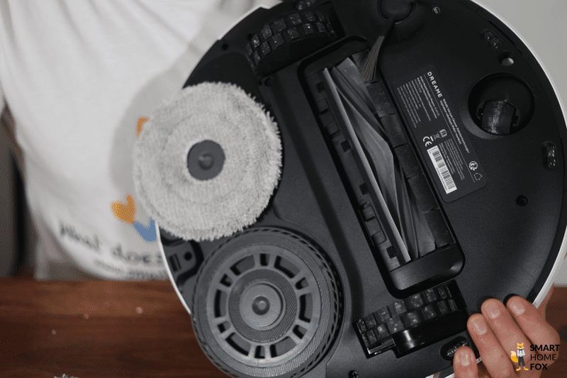 Салфетки Dreame L20 Ultra видны снизу.